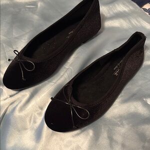 Elegant Black Flats with Rounded Toe and Bow Detail